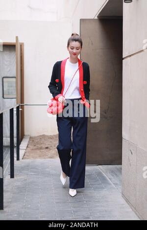 Xin Qiao mostra fino all'aeroporto di Shanghai prima della partenza in Cina a Shanghai, 15 dicembre 2019. Borsa Chanel Foto Stock