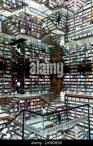 La vista interna del Zhongshuge Booksotre, che dispone di un inizio-simili, libreria con scale inusuali e specchi sopra, nella città collinare di Chongqi Foto Stock