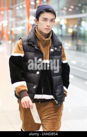 --FILE--attore cinese Wu Lei, noto anche come Leo Wu, mostra fino all'aeroporto di Pechino, Cina, 20 novembre 2019. *** Caption locale *** fachaoshi Foto Stock