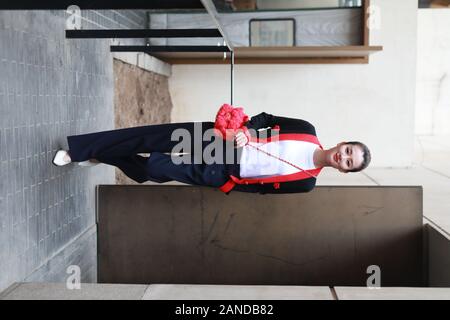 Xin Qiao mostra fino all'aeroporto di Shanghai prima della partenza in Cina a Shanghai, 15 dicembre 2019. Borsa Chanel Foto Stock