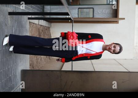 Xin Qiao mostra fino all'aeroporto di Shanghai prima della partenza in Cina a Shanghai, 15 dicembre 2019. Borsa Chanel Foto Stock