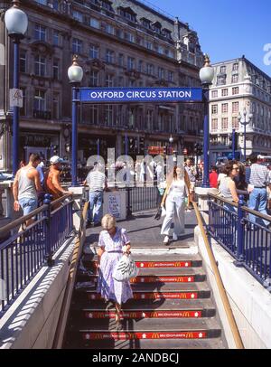 Oxford Circus Stazione della Metropolitana ingresso, Oxford Circus, City of Westminster, Greater London, England, Regno Unito Foto Stock