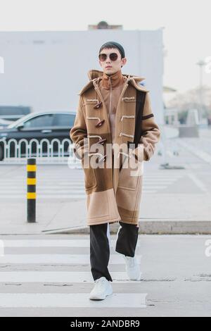 --FILE--attore cinese Wu Lei, noto anche come Leo Wu, mostra off handsomeness con cappotto e cappello all all'aeroporto di Pechino, Cina, 6 novembre 2019. *** Foto Stock