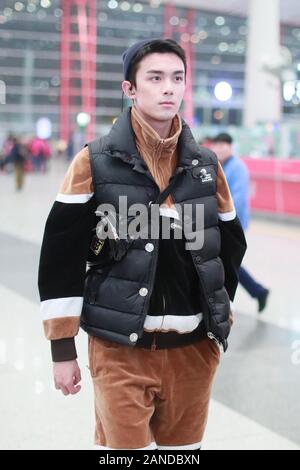 --FILE--attore cinese Wu Lei, noto anche come Leo Wu, mostra fino all'aeroporto di Pechino, Cina, 20 novembre 2019. *** Caption locale *** fachaoshi Foto Stock