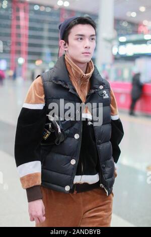 --FILE--attore cinese Wu Lei, noto anche come Leo Wu, mostra fino all'aeroporto di Pechino, Cina, 20 novembre 2019. *** Caption locale *** fachaoshi Foto Stock