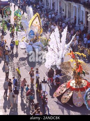 Sfilata di Carnevale a street, carnevale di Notting Hill, Notting Hill, Royal Borough di Kensington e Chelsea, Greater London, England, Regno Unito Foto Stock