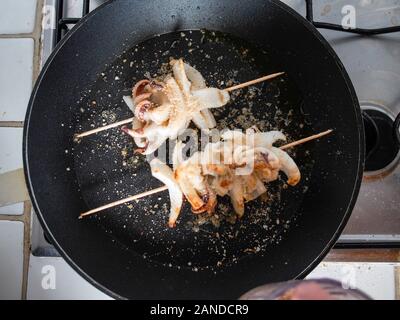 La cottura cuttefish in cucina a casa Foto Stock