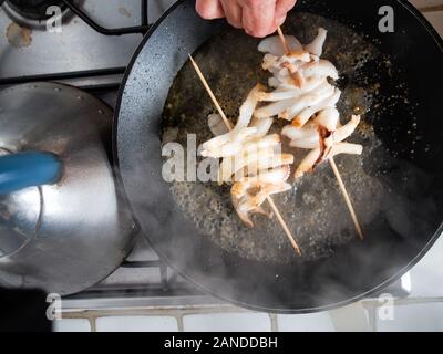 La cottura cuttefish in cucina a casa Foto Stock