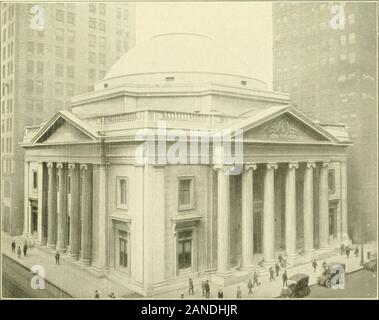 Philadelphia; una guida, realizzata per la comodità delle persone interessate nella città del notevole storia e presente conquiste . mediante il nolo stationof Pennsylvania Railroad e mettere il suo negozio. E ora il 16 Wanamaker Store (mostrato sulla pagina 25) si trova nel cuore della città e la piazza, ora chiamato Penn Square, è occupata dalla città edifici(mostrato a pagina 14). Raggruppate nel quartiere del municipio sono alcuni dei più nota-degno di Philadelphia strutture:Broad Street Station, angolo di Penn Square e West Market Street.Tempio massonico, angolo di ampia e nocciola. Real Est Foto Stock