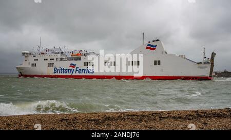 Il Brittany Ferries MV Connemara uscire Portsmouth, Regno Unito il 13 gennaio 2020 nel percorso di avvicinamento Storm Brendan. Foto Stock