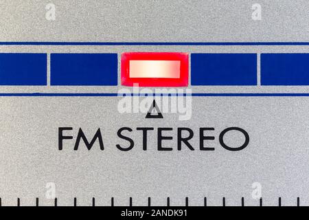 Macro close up fotografia di stereo FM spia sul boombox vintage. Foto Stock