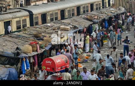 KOLKATA,West Bengal/India-marzo 20 2018:trafficata area di mercato accanto al giardino di Eden rail staion al di sotto di quella di Howrah bridge. Foto Stock