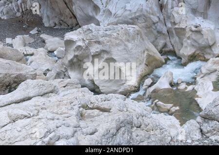 Il fiume Tinipak scorre attraverso terreni montagnosi con rapide e grotte con una piscina naturale. Foto Stock