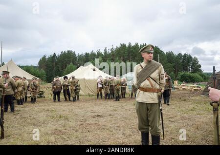 Pokrovskoye, nella regione di Sverdlovsk, Russia Luglio 17, 2016. Ricostruzione storica della guerra civile russa negli Urali, i partecipanti si riuniscono in una tenda Foto Stock