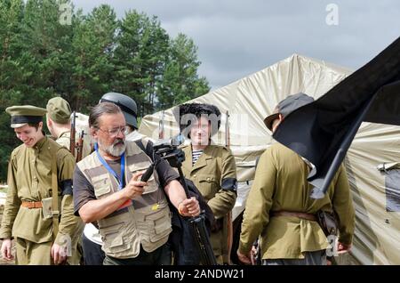 Pokrovskoye, nella regione di Sverdlovsk, Russia Luglio 17, 2016. Ricostruzione storica della guerra civile russa negli Urali, un videografo è in ripresa Foto Stock