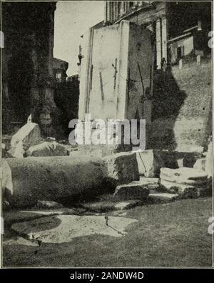 La distruzione di Roma antica : uno schizzo della storia dei monumenti . La ribellione e la ripresa dell'Africa. Nello stesso luogo fu trovato il piedistallo di un statueerected in onore di Stilicho, l'iscrizione di whichdistinctly attributi per lui la riconquista dell'Africa,direttamente di fronte all'evidenza storica.^A tliird iscrizione, commemora la riparazione delcarrello e Claudio Marciano acquedotti, nella pianura ofArsoli, con i fondi confiscati dai ribelli,è conservato nel palazzo del principe Massimi atArsoli. Un altro monumento storico relative all'Gothicwars sorge su Foto Stock