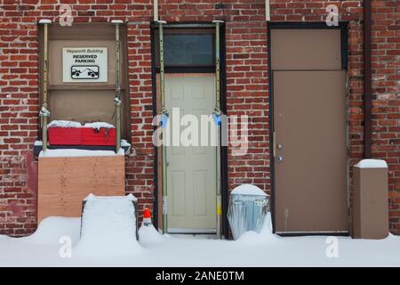 La vite regolabile-martinetti utilizzati per supportare i vecchi mattoni su una porta e di una finestra su un edificio del patrimonio in Steveston British Columbia Foto Stock