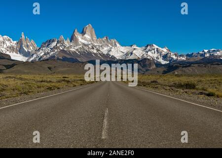 Strada verso El Chalten con famose montagne Fitz Roy e Cerro Torre, Patagonia, Argentina Foto Stock