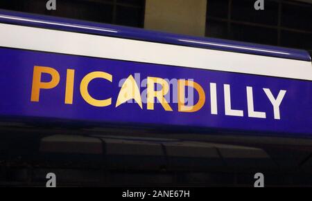 Nome della stazione è cambiato nella parte superiore di ciascuna piattaforma - blu per la linea di Piccadilly, marrone per la Bakerloo line.per 48 ore, Londra tubo del sistema ha un " nuovo " stazione. Piccadilly Circus - parte di entrambe la Bakerloo Line e Piccadilly line - è ufficialmente rinominato "Picardilly Circus', in vista del prossimo nuovo Star Trek spin-off serie Star Trek: Picard, da Amazon. Foto Stock