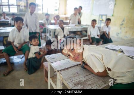 Pechino, Cina. Xiii gen, 2020. Foto scattata a gennaio 13, 2020 mostra gli studenti di una scuola elementare di Kyaukpyu, Myanmar. Credito: Du Yu/Xinhua/Alamy Live News Foto Stock