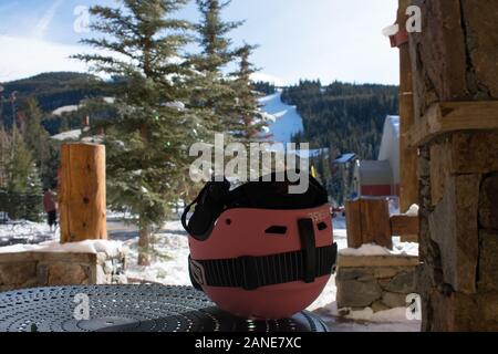 Casco da sci e Googles con Piste da sci in background. Concetto di attrezzatura Foto Stock