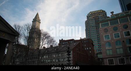 Skyline di Boston durante nuvoloso giorno di estate, Massachusetts, STATI UNITI D'AMERICA Foto Stock