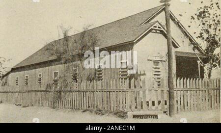 L'indagine di ottobre 1916-marzo 1917 . Competere per i ragazzi sul confine a destra un shouse della prostituzione a Laredo, Tex. A sinistra dell'esercito tipici Y. M. C. A. edificio, rapidamente e inexpensivelyerected, con i lati aperti e dotato all'interno di per giochi, lettura, riunioni, motion pictures e altri sani usi sociali. Unadelle le caratteristiche è stata pulizia una campagna viva, attraverso il quale la Y. M. C. A. segretari hanno combaxd l'influenza dei quartieri a luci rosse. 206 IL SONDAGGIO PER IL MESE DI NOVEMBRE 25, 1 9 1 6 Brownsville sul Golfo del Messico toSan Diego sull'Oceano Pacifico. Mostof questi sono Foto Stock