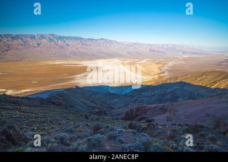 Parco Nazionale della Valle della Morte. Bacino Badwater, a 282 metri sotto il livello del mare, come visto da Dante di punto di vista, 5475 piedi sopra il livello del mare Foto Stock