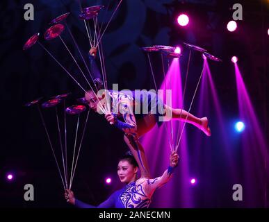 Monte Carlo. 16 gennaio, 2020. Acrobati dalla Cina Shandong Troupe acrobatica eseguire durante la 44a Montecarlo Festival Internazionale del circo di Monaco, gen. 16, 2020. Il festival del circo ha dato dei calci a fuori qui il giovedì. Credito: Gao Jing/Xinhua/Alamy Live News Foto Stock