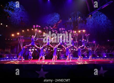 Monte Carlo. 16 gennaio, 2020. Acrobati dalla Cina Shandong Troupe acrobatica eseguire durante la 44a Montecarlo Festival Internazionale del circo di Monaco, gen. 16, 2020. Il festival del circo ha dato dei calci a fuori qui il giovedì. Credito: Gao Jing/Xinhua/Alamy Live News Foto Stock