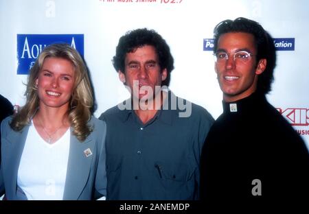 Beverly Hills, in California, Stati Uniti d'America 25 maggio 1995 (L-R) Modello Vendela Kirsebom, attore Paul Michael Glaser e attore Dan Cortese frequentare l AIDS pediatrico evento su maggio 25, 1995 al Four Seasons Hotel di Beverly Hills, la California, Stati Uniti d'America. Foto di Barry re/Alamy Stock Photo Foto Stock