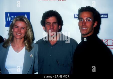 Beverly Hills, in California, Stati Uniti d'America 25 maggio 1995 (L-R) Modello Vendela Kirsebom, attore Paul Michael Glaser e attore Dan Cortese frequentare l AIDS pediatrico evento su maggio 25, 1995 al Four Seasons Hotel di Beverly Hills, la California, Stati Uniti d'America. Foto di Barry re/Alamy Stock Photo Foto Stock