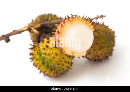 Rambutan frutto ( Nephelium lappaceum ) - Rambutan frutto è un frutto simile al litchi. Rambutan frutto isolato su sfondo bianco Foto Stock