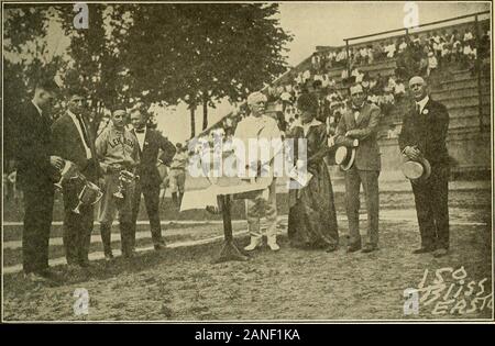 La Lehigh Alumni bollettino 1919-1920 (volume 7, NO4) . un successo, gli ex-alunni si estendono il loro sincerethanks. Sicuramente non classe a Lehigh everhad ad un travolgente reunion come fece Dr.prezzo in occasione del suo cinquantesimo anni-versary. Alumni DayA pienamente conto dell'incontro degli ex-alunni,che è stato tenuto a 10:30 in annegare Hall,è dato altrove. R. P. Più, 10, actedas addetto alla camera e alloggiato il returningalumni nei dormitori. George Beck,come di consueto, registrati tutti coloro che arrivano onFriday, diede loro tutti i badge, venduto themdinner e .baseball biglietti. Anni ofexperience ha fatto George un adept.appena prima della Alumni Foto Stock