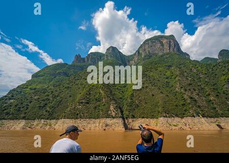 Fiume Yangtze, Cina - Agosto 2019 : turistica prendendo le foto del magnifico paesaggio delle Tre Gole su un viaggio lungo il possente Fiume Yangtze Foto Stock