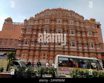 Vista del famoso Hawa Mahal a Jaipur, Rajasthan Foto Stock