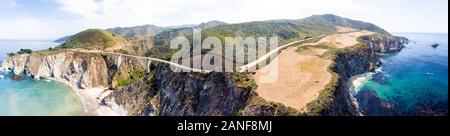 Antenna vista panoramica di Bixby Bridge e Big Sur Costa, California. Foto Stock