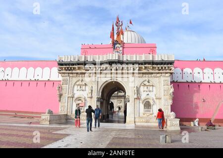 Vista del tempio di Maa Karni Mata e della cupola a Deshnok Foto Stock