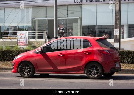 Chiangmai, Tailandia - 5 Dicembre 2019: Privato Eco auto Mazda 2. Sulla strada No.1001 8 km da Chiangmai Area Business. Foto Stock