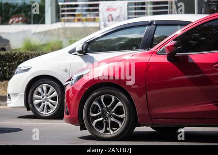 Chiangmai, Tailandia - 5 Dicembre 2019: Privato Eco auto Mazda 2. Sulla strada No.1001 8 km da Chiangmai Area Business. Foto Stock