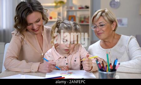 Senior donna, madre e sorella disegno immagine, spendere tempo di divertimento insieme, arte Foto Stock
