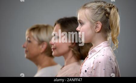 Bambina, donna adulta e senior lady vista laterale, famiglia generazioni future Foto Stock