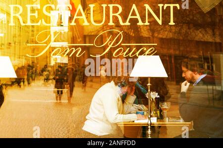 Immagini miste di Tom Pouce ristorante e la vita della città nel vetro dello specchio con leggera svasatura sulla parte in alto a sinistra, Brugge, Belgio. 2/17/12. Foto Stock