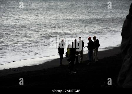 VIK, Islanda - 21 Maggio 2019: per i turisti che visitano la spiaggia di Reynisfjara e tenendo selfies sulla costa atlantica del Sud dell'Islanda in Vik Foto Stock