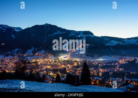 Kitzbühel: Kitzbühel centro città, montagna sci Hahnenkamm downhill corso, Cerimonia di benvenuto per il Nuovo Anno a Kitzbühel, Tirolo Tirolo, Austria Foto Stock