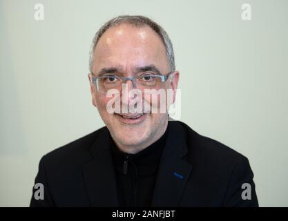 Potsdam, Germania. 9 Gen, 2020. Hans Peter Thierfeld, Managing Director di Seelower Wohnungsbaugesellschaft GmbH (Sewoba), durante la conferenza stampa sul bilancio del 2019 monumento regime di promozione nel Land di Brandeburgo. In Seelow 'Vecchio Department Store" è stato acquistato dalla città e rinnovate con l aiuto della conservazione dei monumenti storici e le donazioni. Credito: Soeren Stache/dpa-Zentralbild/ZB/dpa/Alamy Live News Foto Stock