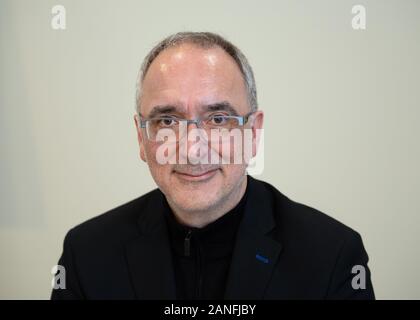 Potsdam, Germania. 9 Gen, 2020. Hans Peter Thierfeld, Managing Director di Seelower Wohnungsbaugesellschaft GmbH (Sewoba), durante la conferenza stampa sul bilancio del 2019 monumento regime di promozione nel Land di Brandeburgo. In Seelow 'Vecchio Department Store" è stato acquistato dalla città e rinnovate con l aiuto della conservazione dei monumenti storici e le donazioni. Credito: Soeren Stache/dpa-Zentralbild/ZB/dpa/Alamy Live News Foto Stock