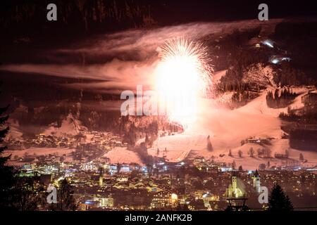 Kitzbühel: città di Kitzbühel centro, montagna Hahnenkamm sci corso in discesa, fuochi d'artificio per il Nuovo Anno a Kitzbühel, Tirolo Tirolo, Austria Foto Stock