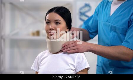 Maschio fissaggio medico felice paziente femmina di schiuma collare cervicale, riabilitazione Foto Stock