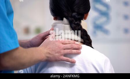 Ortopedico fissaggio paziente femmina di schiuma collare cervicale, periodo di riabilitazione Foto Stock